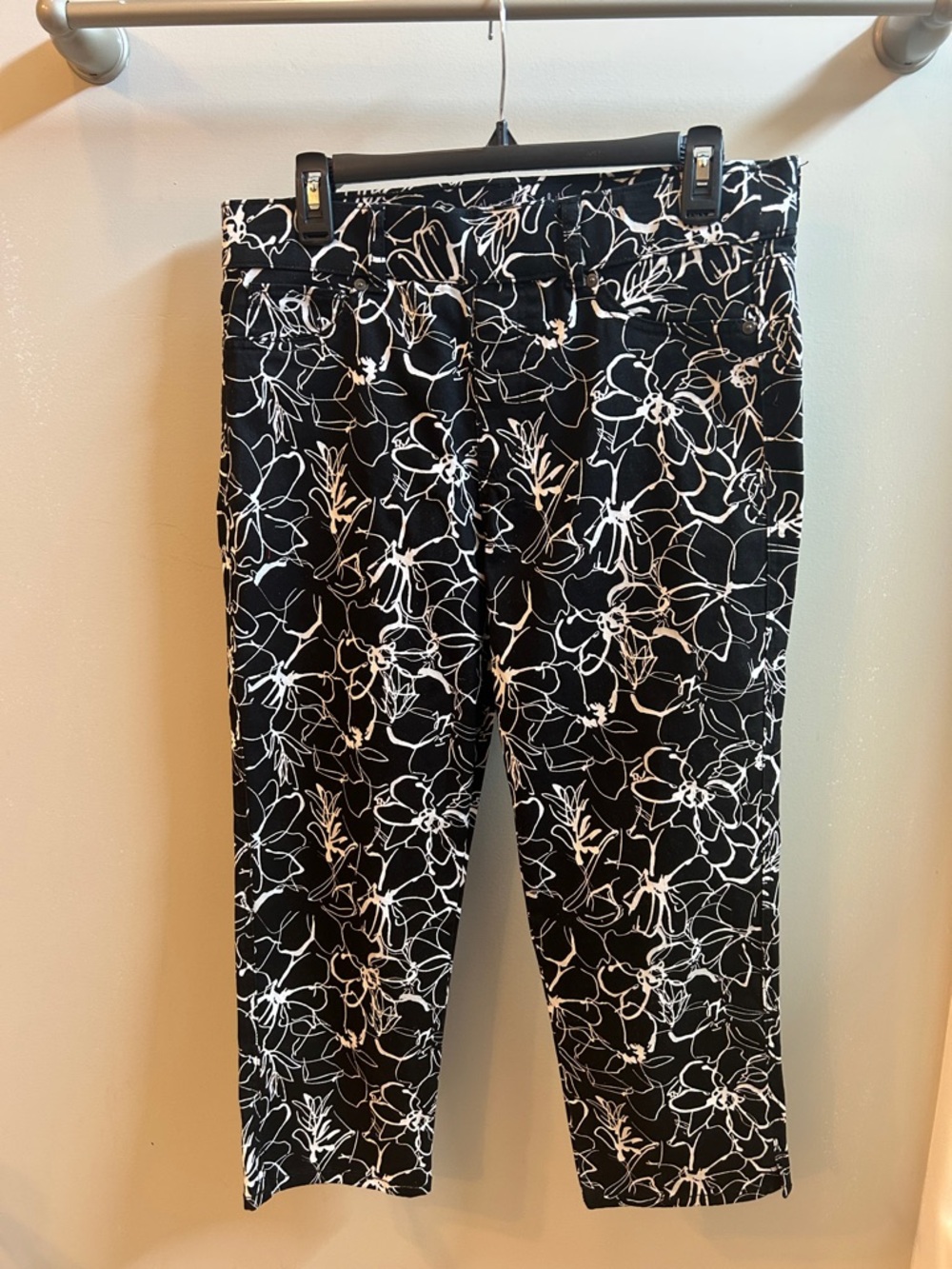 Gloria Vanderbilt Black & White Floral Capris